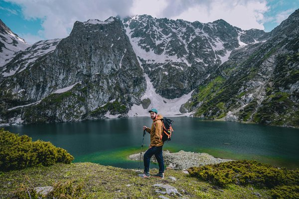 Peut-on trouver une maison de vacances en Bretagne avec des cours de broderie et des randonnées côtières?
